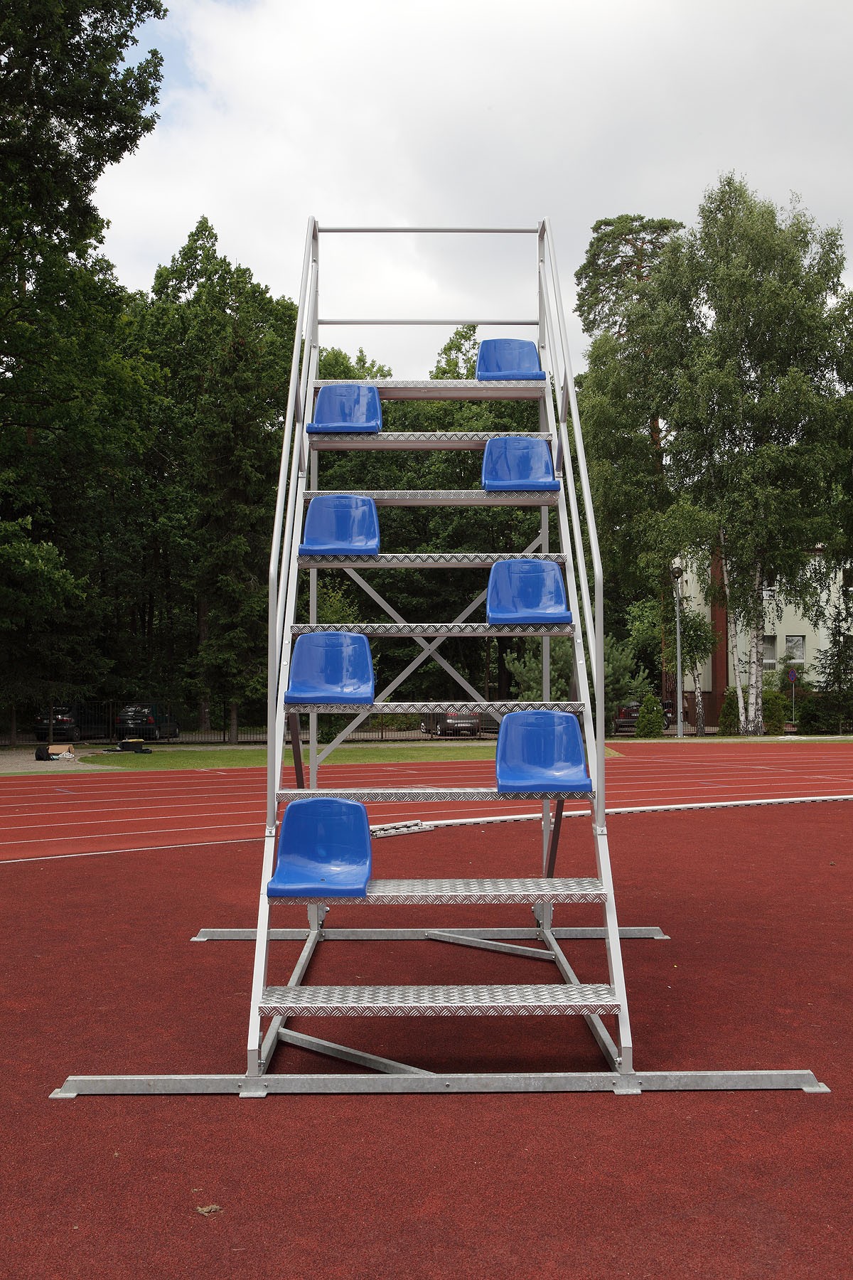 SCH-8 (schodki dla sędzów mierzących czas)