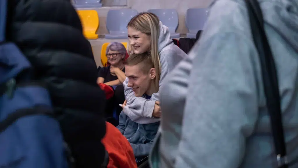 akub Wójcik z AKSON Zamość w emocjonalnym momencie podczas Mistrzostw Polski Bocci 2025 w Wągrowcu, wspierany przez Oliwię Malczewską.