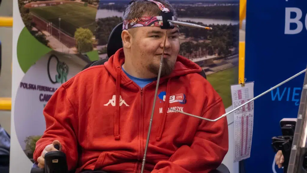 JMateusz Adamczyk z AKSON Zamość, zawodnik BC3, podczas przygotowania do zagrania w Mistrzostwach Polski Bocci 2025 w Wągrowcu.