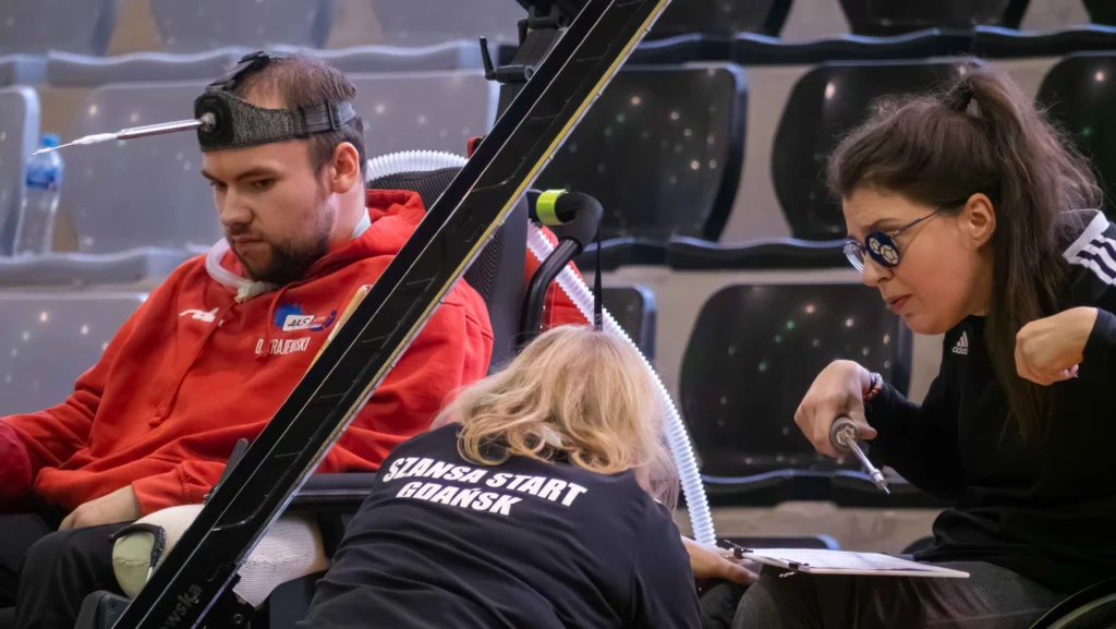 Zawodnik BC3 z AKS OSW Olsztyn podczas meczu Boccia z operatorką rampy ze Szansa Start Gdańsk.