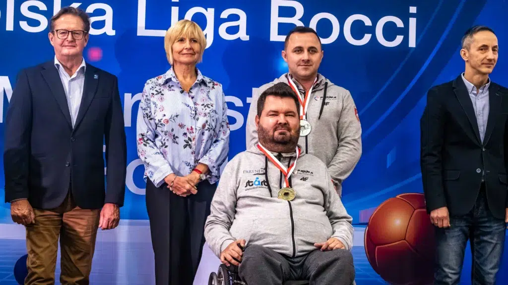 Prezes PZ Bocci Beata Dobak - Urbańska, wiceprezes Romuald Schmidt oraz Damian Iskrzycki z operatorem rampy Dariuszem Borowskim podczas ceremonii medalowej kategorii BC3 na Finale Mistrzostw Polski 2025 w Wągrowcu