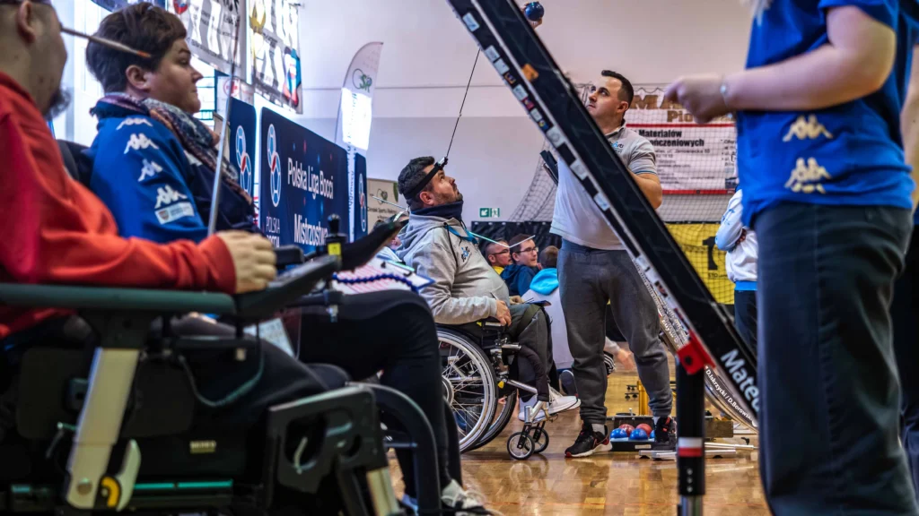Zawodnik BC3 Damian Iskrzycki z operatorem rampy podczas ustawiania toru zjazdu piłki na Mistrzostwach Polski Boccia 2025.