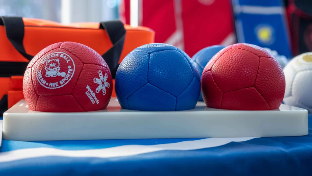 Zestaw czerwonych i niebieskich bil boccia Dream-Ree Sports – licencjonowanych przez World Boccia.
