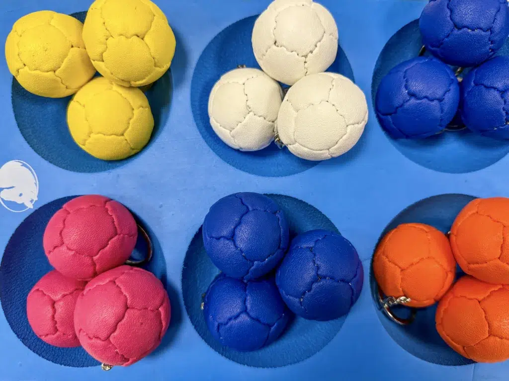 Breloki z mini piłkami boccia Prolimpic prezentowane podczas turnieju w Gorzowie 2025