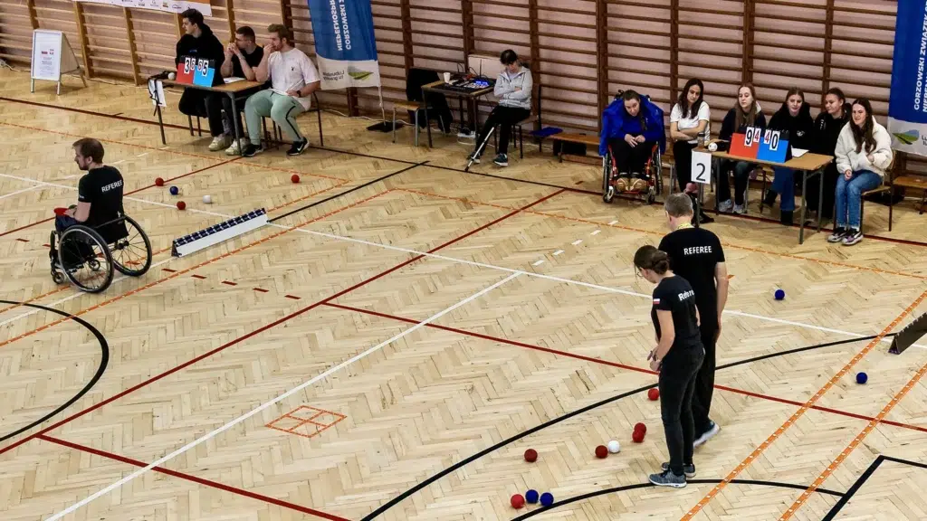 Sędziowie bocci obserwujący przebieg meczu podczas turnieju w Gorzowie