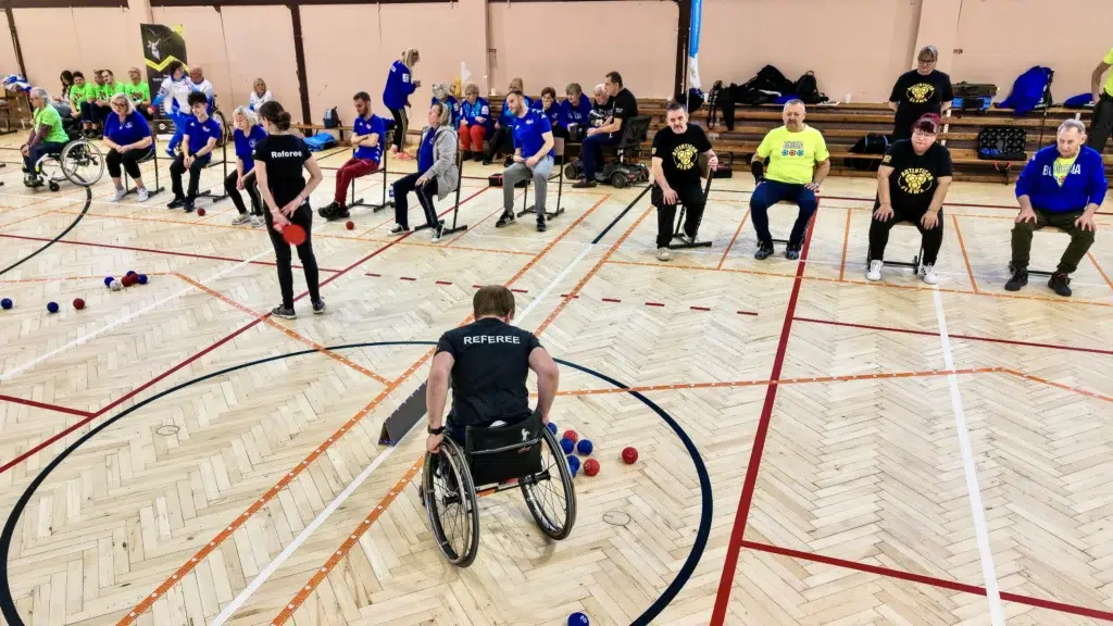 Sędzia Polskiego Związku Bocci podczas meczu turniejowego Tomasz Rosik