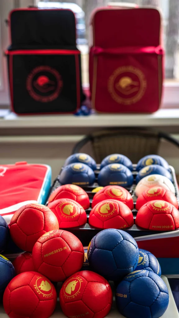 Turniejowy zestaw bil Boccia PRIME 2025 firmy Prolimpic w ekspozycji podczas zawodów.