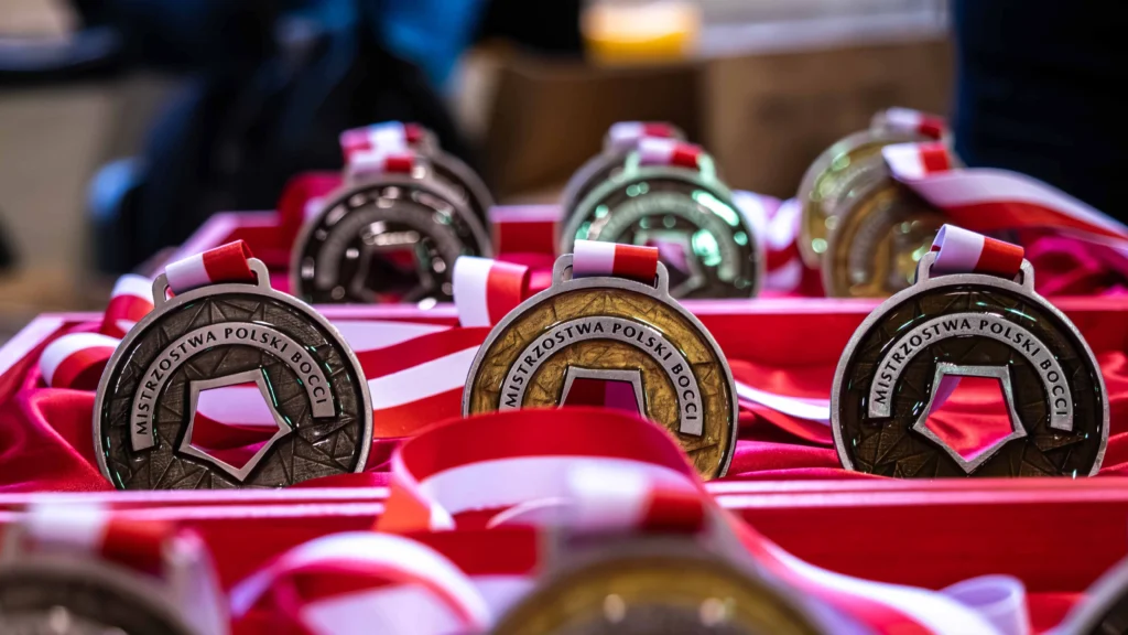 Zbliżenie na medale Mistrzostw Polski Boccia 2025 ułożone w czerwonym etui.