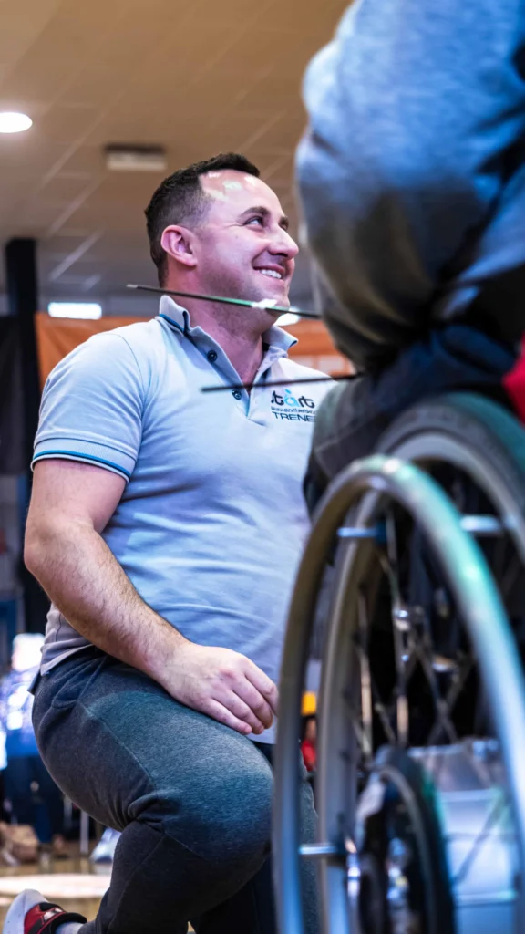 Operator rampy boccia Dariusz Borowski podczas przygotowania sprzętu do meczu BC3 na Mistrzostwach Polski Boccia 2025 w Wągrowcu.