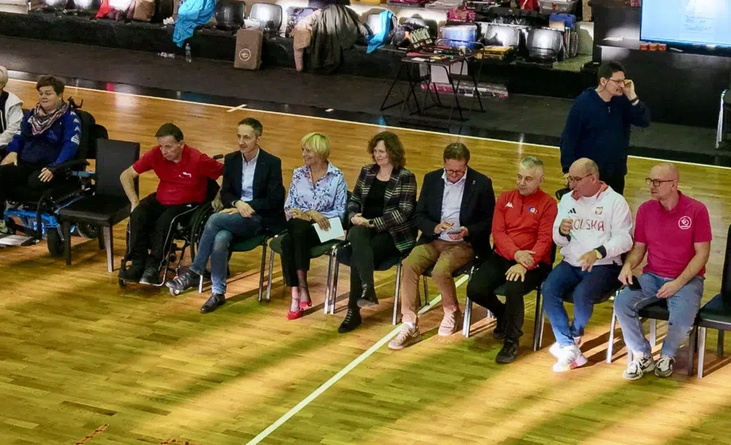 Ceremonia medalowa Finału Mistrzostw Polski w Bocci w Wągrowcu – na krzesłach siedzą Burmistrz Wągrowca Alicja Trytt, prezes i wiceprezes Polskiego Związku Bocci oraz członkowie zarządu