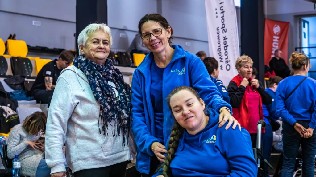 Trzy kobiety z Fundacji Margoo pozują razem na widowni podczas Mistrzostw Polski Boccia 2025.
