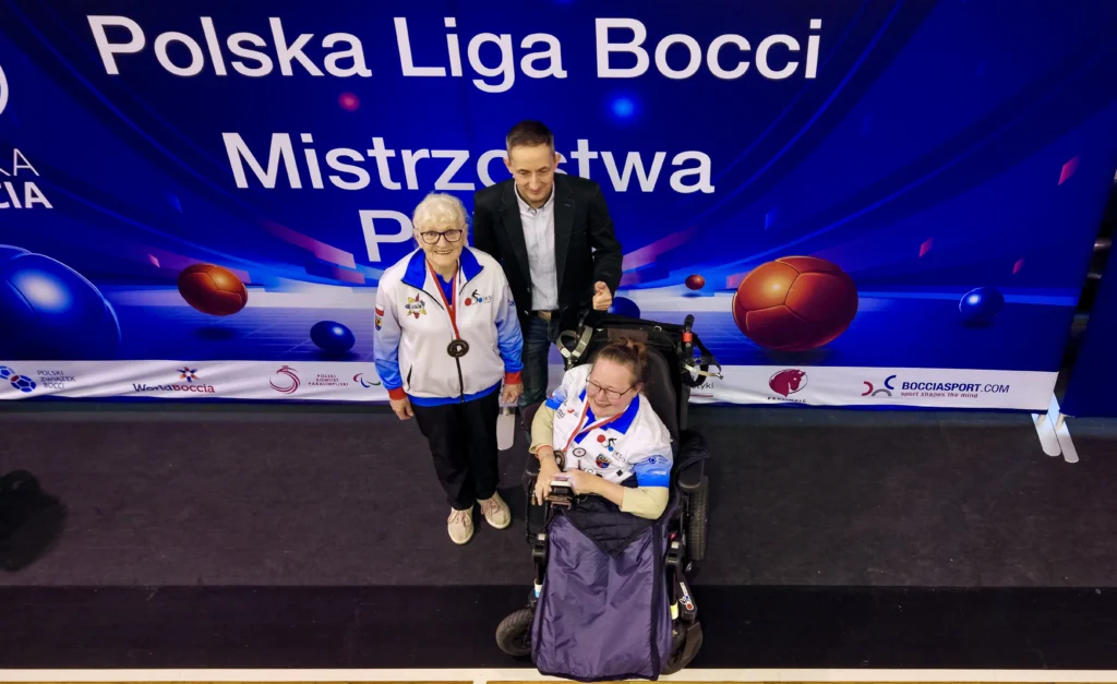 Edyta Owczarz, zawodniczka kategorii BC3 z IKSON Głogów, wraz z operatorką rampy Krystyną Owczarz podczas pozowania na podium Mistrzostw Polski w Bocci 2025.