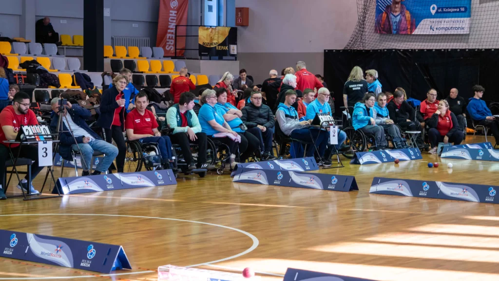 Zawodnicy, trenerzy i kibice podczas meczu boccia na Mistrzostwach Polski 2025 w Wągrowcu