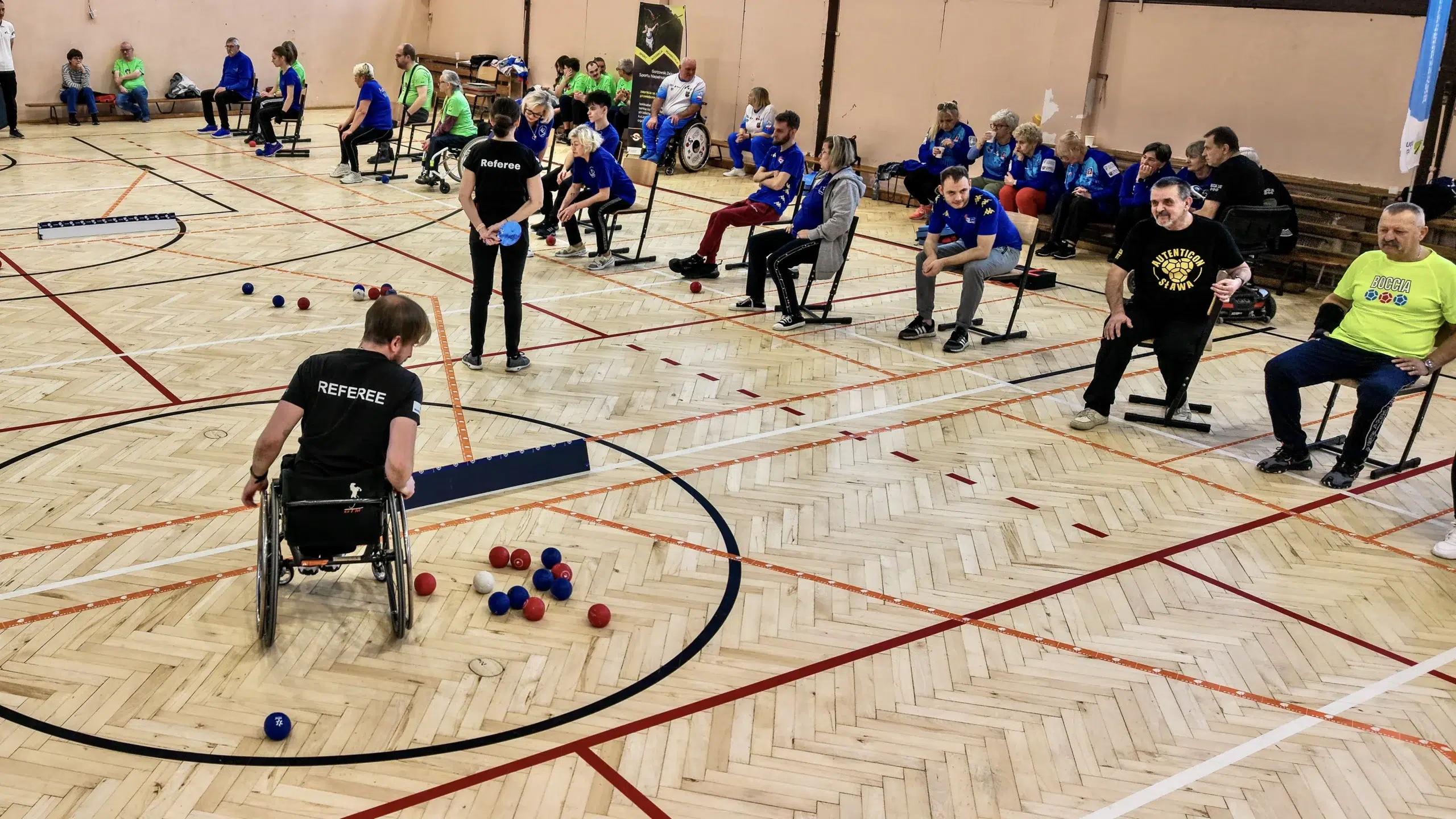 Zawodnicy różnych klubów podczas meczu bocci w Gorzowie 2025