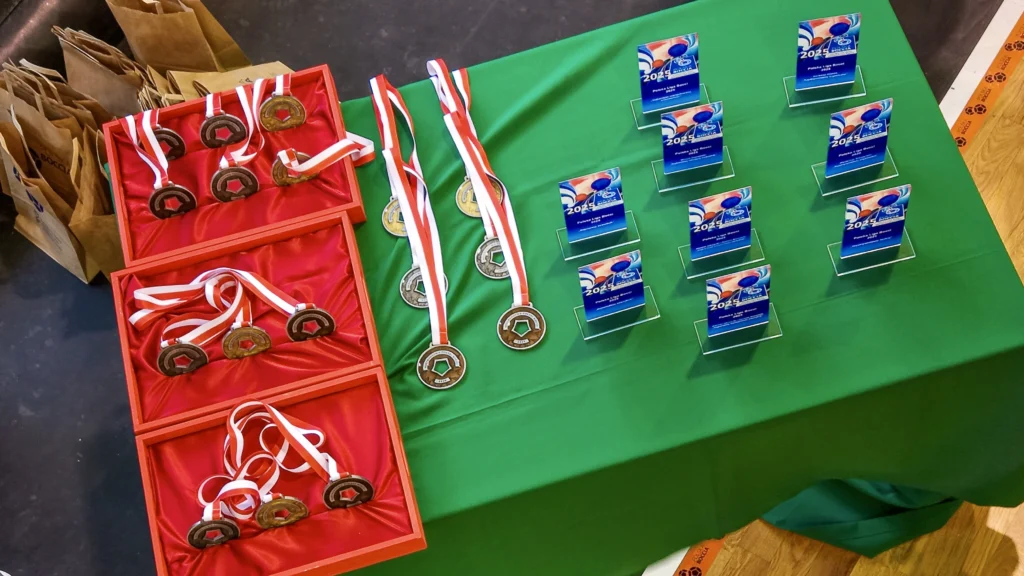 Medale i statuetki Mistrzostw Polski Boccia 2025 przygotowane do ceremonii dekoracji