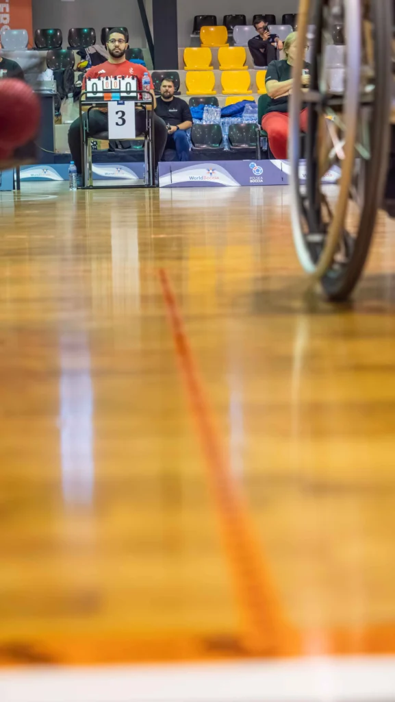 Sędzia stolikowy boccia Loay Elsabbahy w trakcie meczu na Mistrzostwach Polski Boccia 2025
