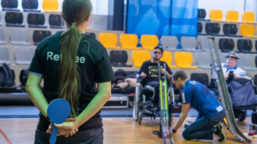 Sędzia boccia nadzorujący mecz kategorii BC3 z zawodnikami korzystającymi z ramp w Wągrowcu