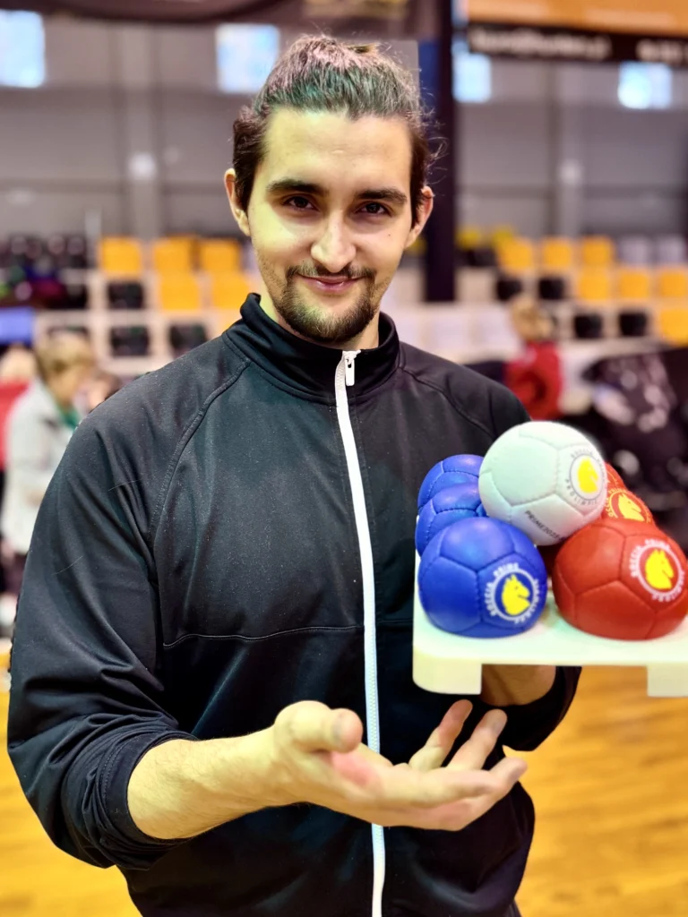 zawodnik prezentuje piłki boccia prime prolimpic na tacce