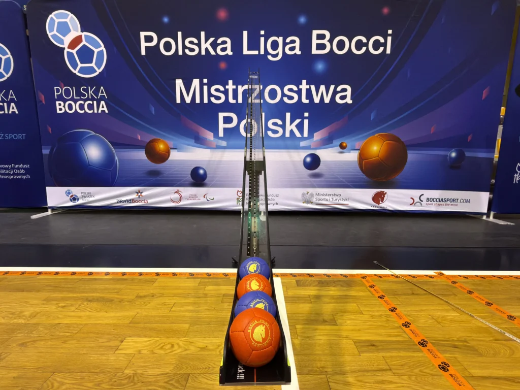 rampa trex prolimpic z piłkami boccia ustawiona na boisku mistrzostw polski