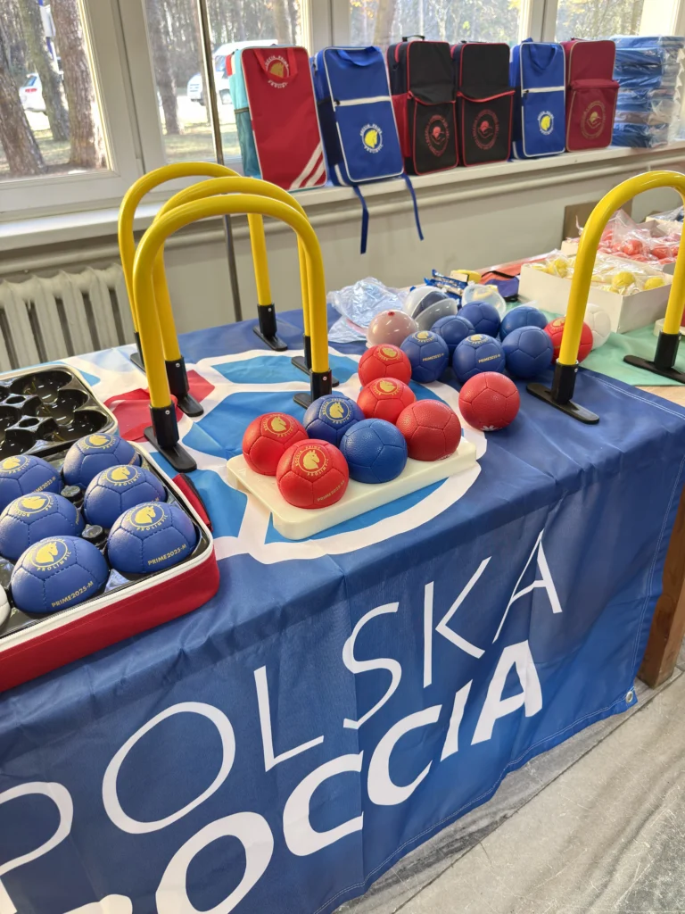 stoisko prolimpic z piłkami boccia bramkami i walizkami treningowymi