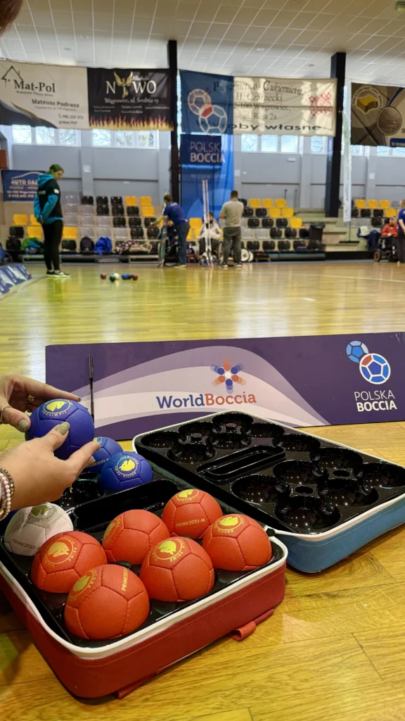zestaw boccia prime czerwone i niebieskie piłki prezentacja na tle world boccia