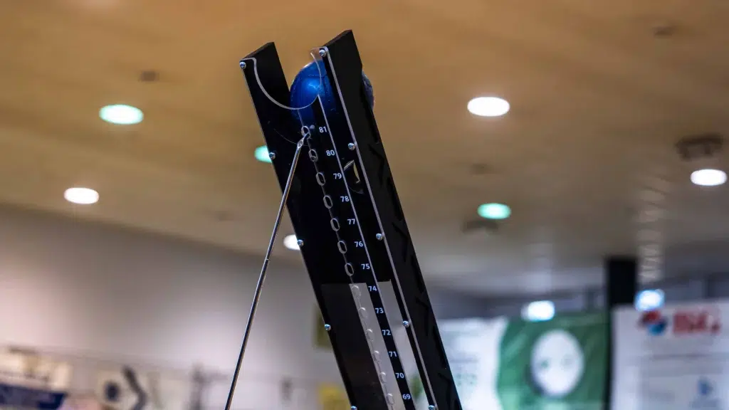 Rampa do bocci klasy BC3 z umieszczoną niebieską piłką i pointerem zawodnika gotowym do wykonania precyzyjnego zrzutu.