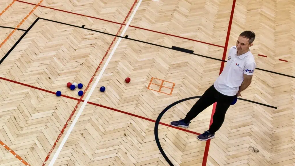 Sędzia bocci obserwujący zawodników podczas meczu IKSON Głogów