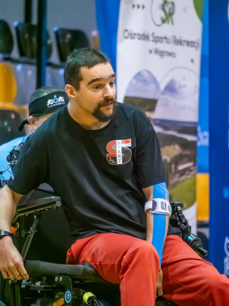 Zawodnik Boccia Start Poznań — Mateusz Urbański przygotowujący się do zagrania