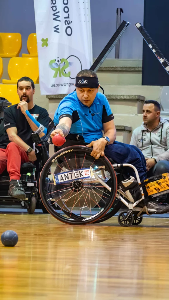 Antoni Kołodenny z Start Bielsko-Biała wykonuje rzut boccia podczas MP Bocci 2025