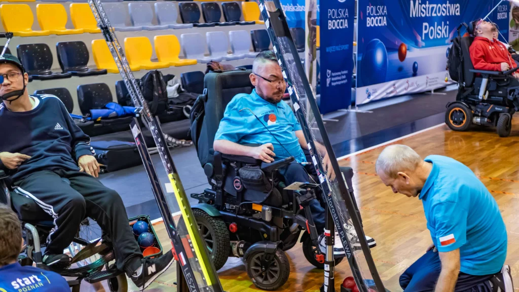 Zawodnik Prometeus Konopiska wykonujący zagranie rampą podczas Mistrzostw Polski Bocci 2025 w Wągrowcu.