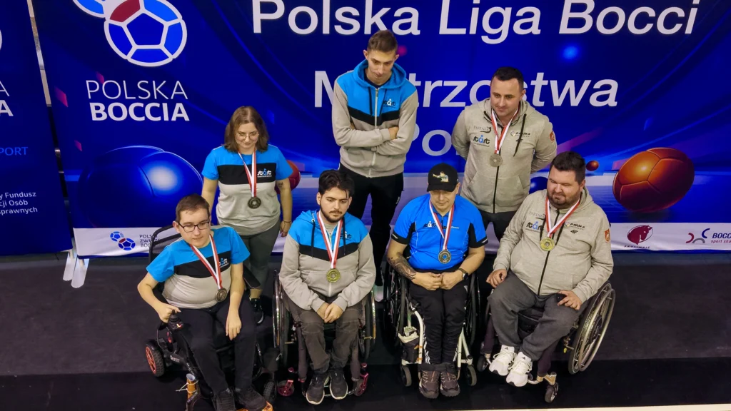 Reprezentacja START Bielsko-Biała na podium MP Bocci 2025 – zdjęcie grupowe