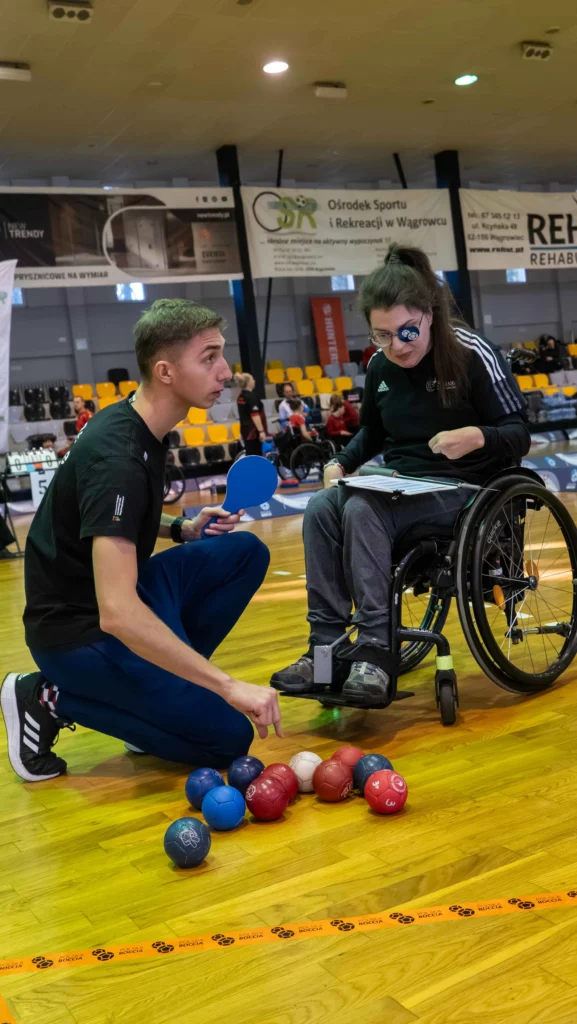 Zawodniczka Szansa Gdańsk konsultująca zagranie z trenerem na MP Bocci 2025.