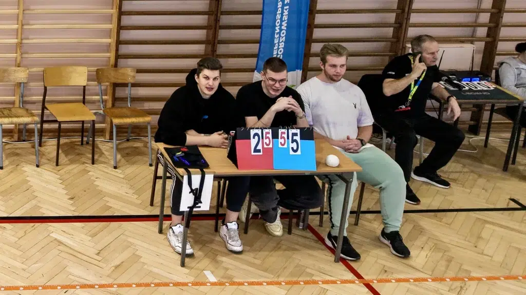 Studenci wspierający organizację turnieju bocci