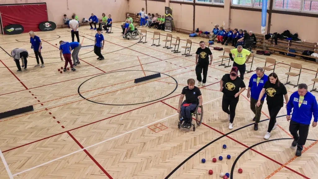 Zbieranie bil po zakończeniu enda w meczu bocci