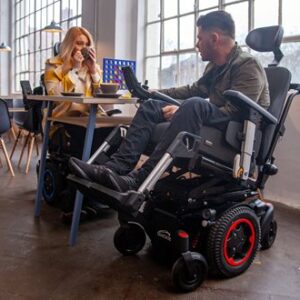 Quickie q300 m mini wÓzek elektryczny z napĘdem na Środkowe koŁa