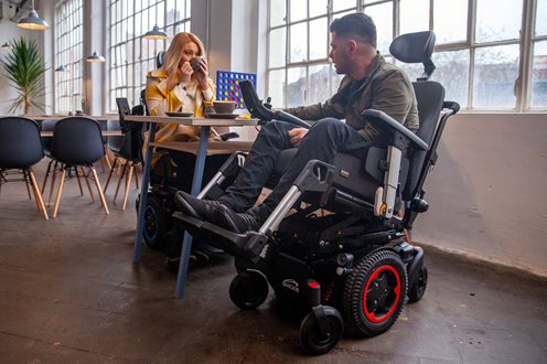 Quickie q300 m mini wÓzek elektryczny z napĘdem na Środkowe koŁa