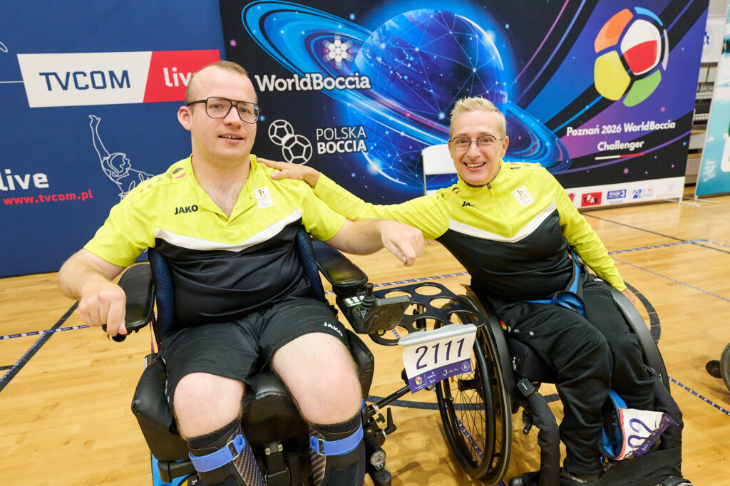 Zawodnicy boccia na tle banera Poznań 2026 World Boccia Challenger