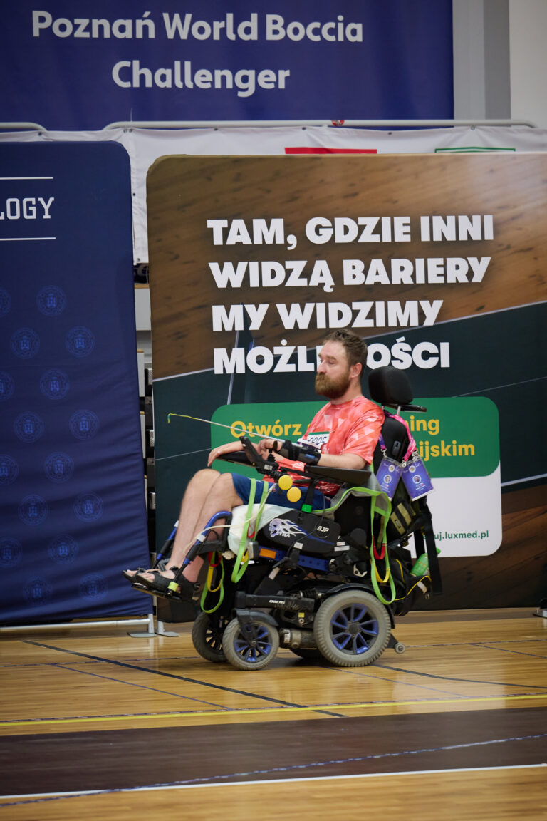 Asystent zawodnika BC3 przy rampie – Poznań 2026 World Boccia Challenger