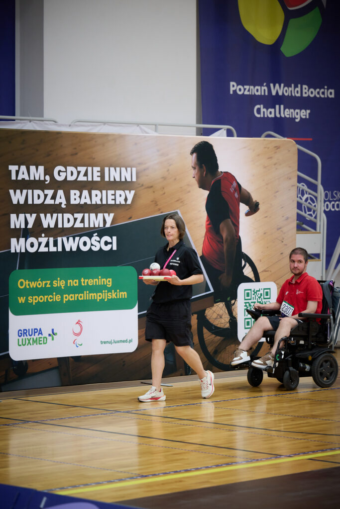 Stoisko z bilami do bocci podczas turnieju w Poznaniu