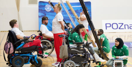 Zawodnik boccia w trakcie rzutu – Poznań 2026 World Boccia Challenger