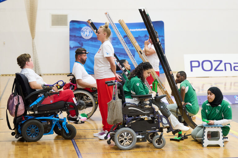 Zawodnik boccia w trakcie rzutu – Poznań 2026 World Boccia Challenger