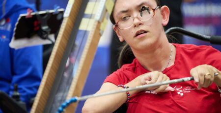 Sędzia podczas pomiaru odległości bil – Poznań 2026 World Boccia Challenger