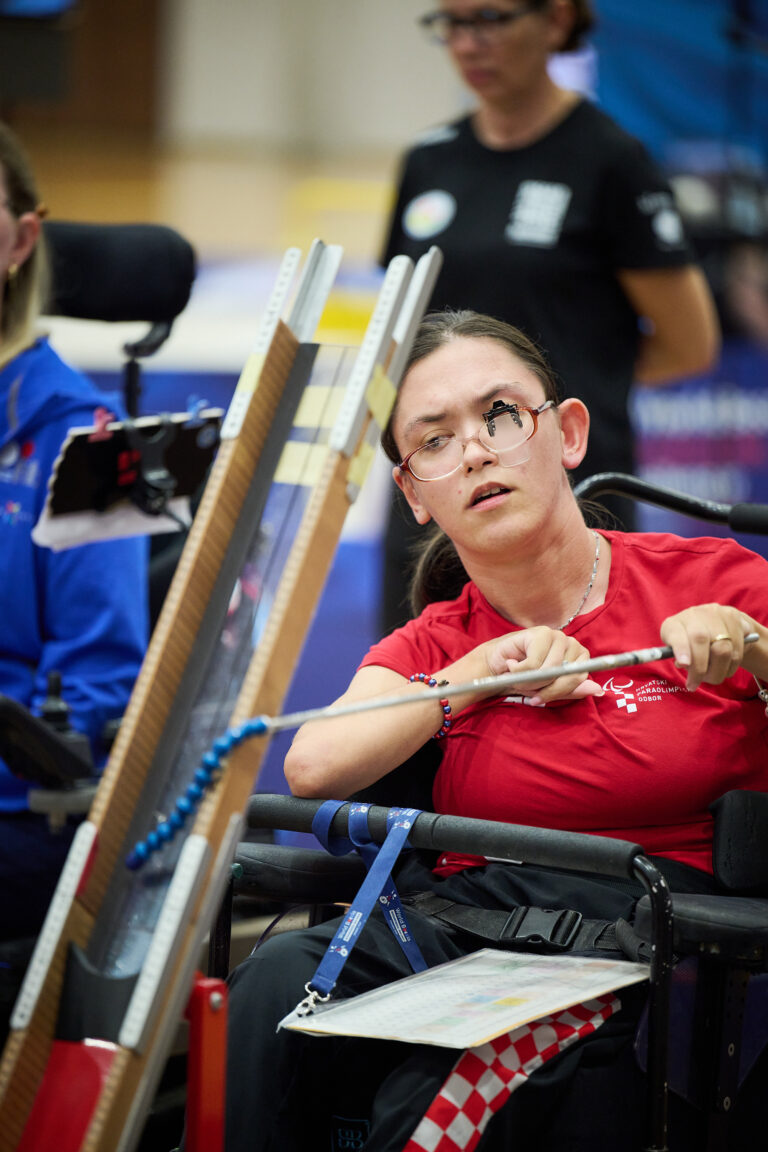 Sędzia podczas pomiaru odległości bil – Poznań 2026 World Boccia Challenger