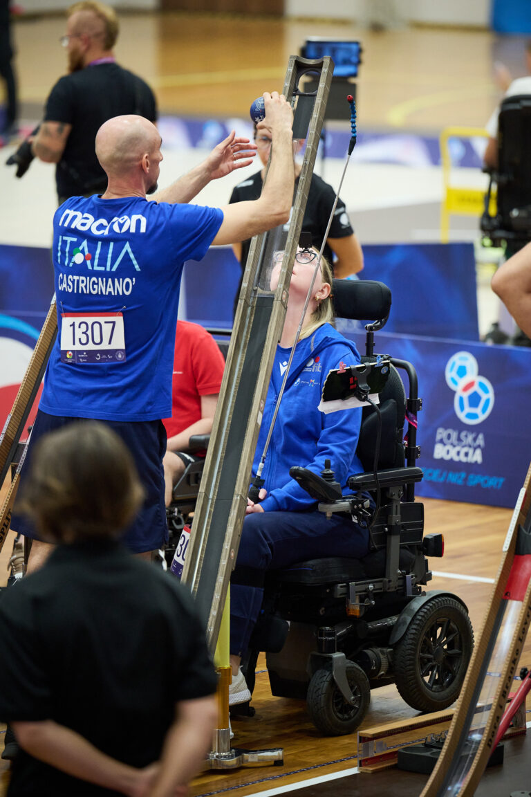 Zawodnik boccia w trakcie rzutu – Poznań 2026 World Boccia Challenger