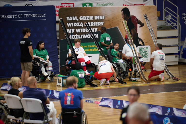 Sędzia podczas pomiaru odległości bil – Poznań 2026 World Boccia Challenger