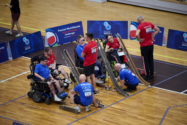 Zawodnik boccia w trakcie rzutu – Poznań 2026 World Boccia Challenger
