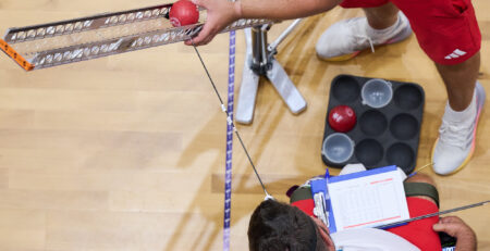 Asystent zawodnika BC3 przy rampie – Poznań 2026 World Boccia Challenger