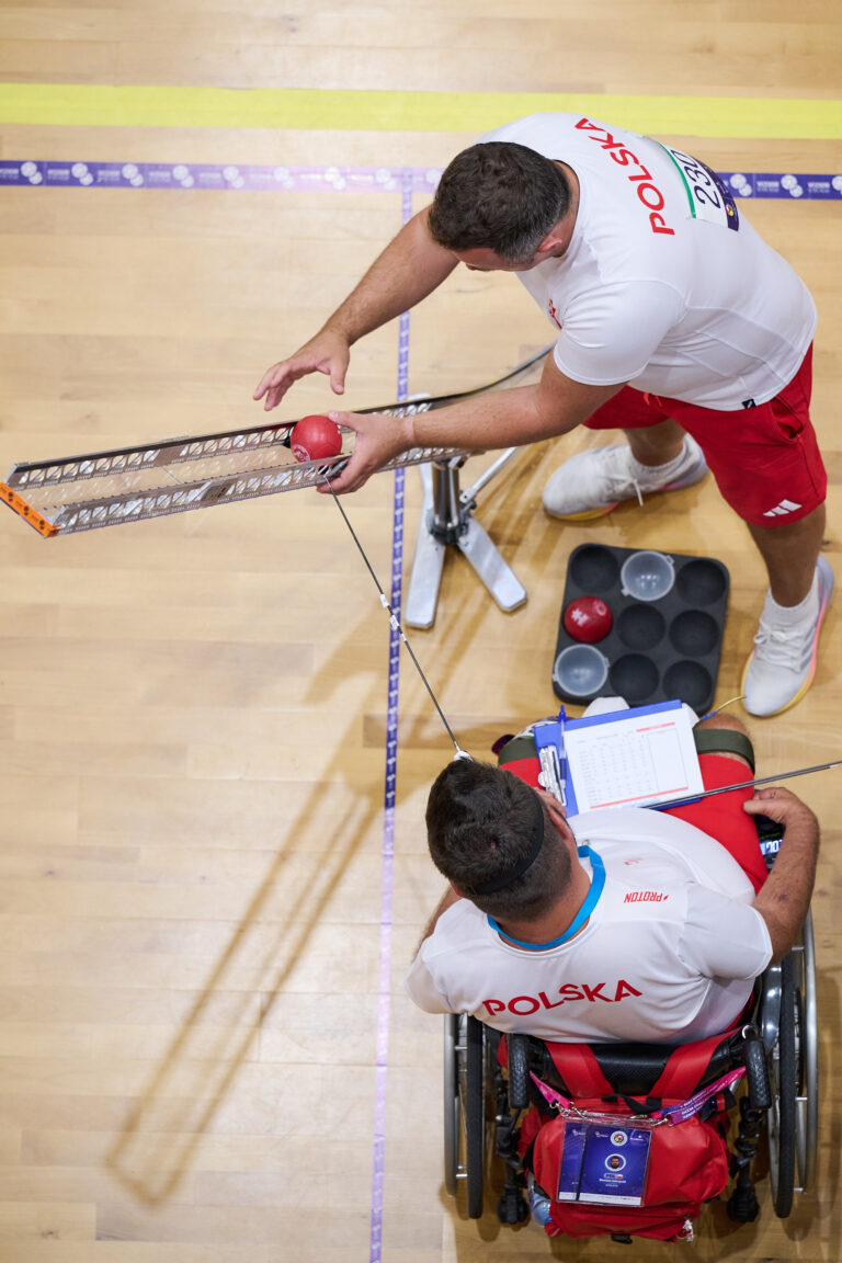 Asystent zawodnika BC3 przy rampie – Poznań 2026 World Boccia Challenger