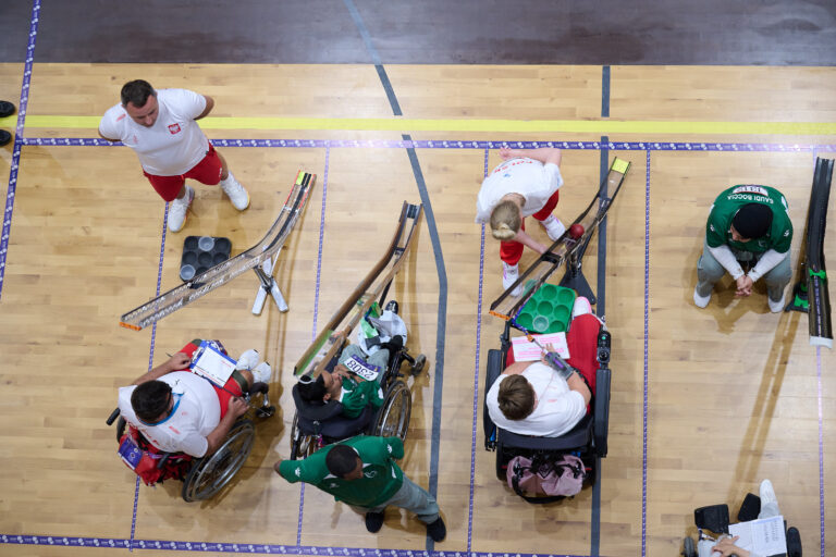 Sędzia podczas pomiaru odległości bil – Poznań 2026 World Boccia Challenger