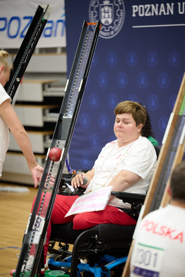 Zawodnik boccia w trakcie rzutu – Poznań 2026 World Boccia Challenger